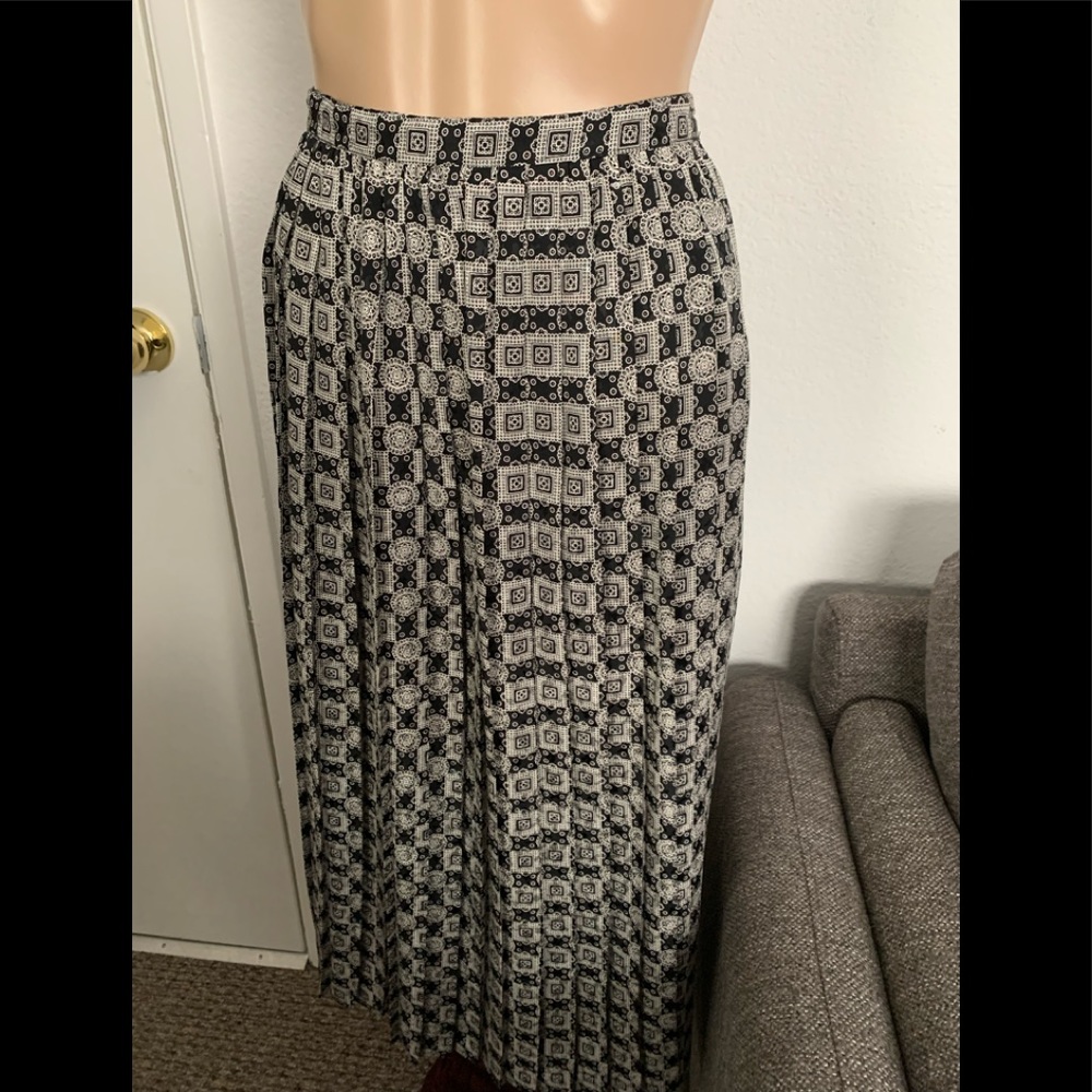 (MaggyBoutique) ladies silky pleated skirt size 14